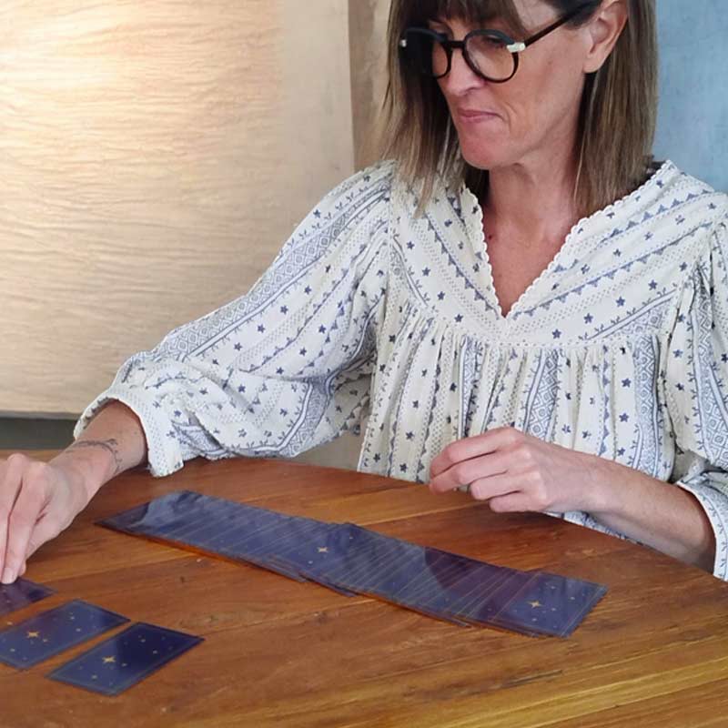 LA GUIDANCE - MYRIAMASSAGE en Bretagne.  GUIDANCE à Brest, Quimper, Lorient, Rennes, Nantes, Saint-Malo : accompagnement personnalisé, clairvoyance, messages et chemin de vie. La guidance est cette lumière discrète qui éclaire nos chemins lorsque le doute s’installe. Elle se manifeste au travers d’une intuition, un ressenti ou une évidence soudaine. Être guidé, ce n’est pas abandonner son libre arbitre, mais apprendre à écouter cette voix intérieure qui nous oriente vers ce qui résonne profondément en nous. Dans un monde souvent agité, la guidance invite à ralentir, à se reconnecter à soi-même et à faire confiance au processus de la vie. Elle peut prendre différentes formes : un conseil inattendu, une rencontre marquante, un signe subtil ou simplement une certitude intérieure. Chacun la perçoit à sa manière, selon son ouverture et sa sensibilité. Suivre sa guidance demande du courage, car elle nous pousse parfois hors de notre zone de confort. Pourtant, c’est souvent dans ces moments d’incertitude que naissent les plus belles transformations. Elle nous rappelle que nous ne sommes pas seuls, que chaque étape a un sens, même lorsque celui-ci ne nous apparaît pas immédiatement. Ainsi, accueillir la guidance, c’est choisir de faire confiance, d’avancer avec foi et de rester attentif aux messages que la vie place sur notre route.