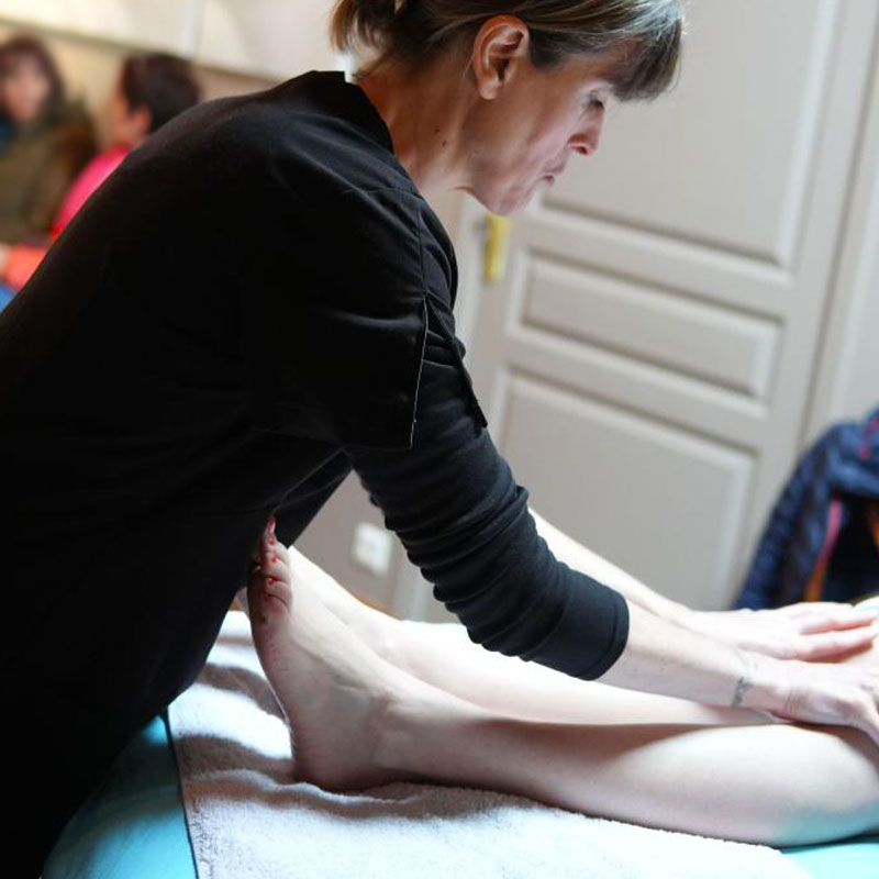 MASSAGE ÉNERGETIQUE - MYRIAMASSAGE en Bretagne - Massage Énergétique pour une détente profonde, un bien-être global et une meilleur circulation de l'énergie. Brest, Quimper, Lorient, Rennes, Nantes, Saint-Malo. Le MASSAGE ÉNERGETIQUE est une approche holistique qui réveille la vitalité et restaure l’harmonie du corps et de l’esprit.Grâce à l’énergie par les mains, chaque geste cible les tensions et les blocages, apportant une libération profonde et immédiate du stress.Cette pratique unique favorise une relaxation totale, libère les émotions retenues et restaure la circulation naturelle de l’énergie.Les mains, guidées par l’intuition, se posent là où le corps en a le plus besoin, permettant de détendre les muscles, calmer l’esprit et éveiller une sensation durable de sérénité.Plus qu’un simple massage, c’est une véritable reconnexion à soi. L’approche holistique agit sur le physique, l’émotionnel et l’énergie vitale, offrant un équilibre global et un bien-être profond. Après chaque séance, le corps se sent léger, l’esprit apaisé et l’énergie revitalisée.Offrez-vous ce moment unique où l’énergie, par les mains, libère le stress, dissout les tensions et redonne à votre corps toute sa vitalité, pour un état durable de relaxation, harmonie et sérénité. 